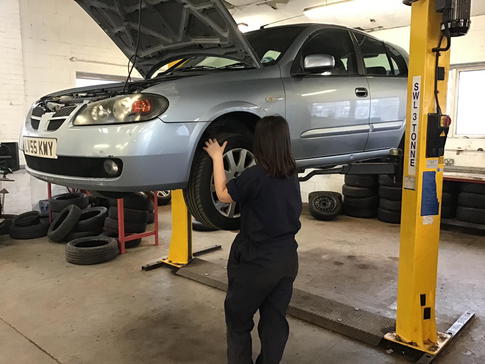 Replacing a car tyre